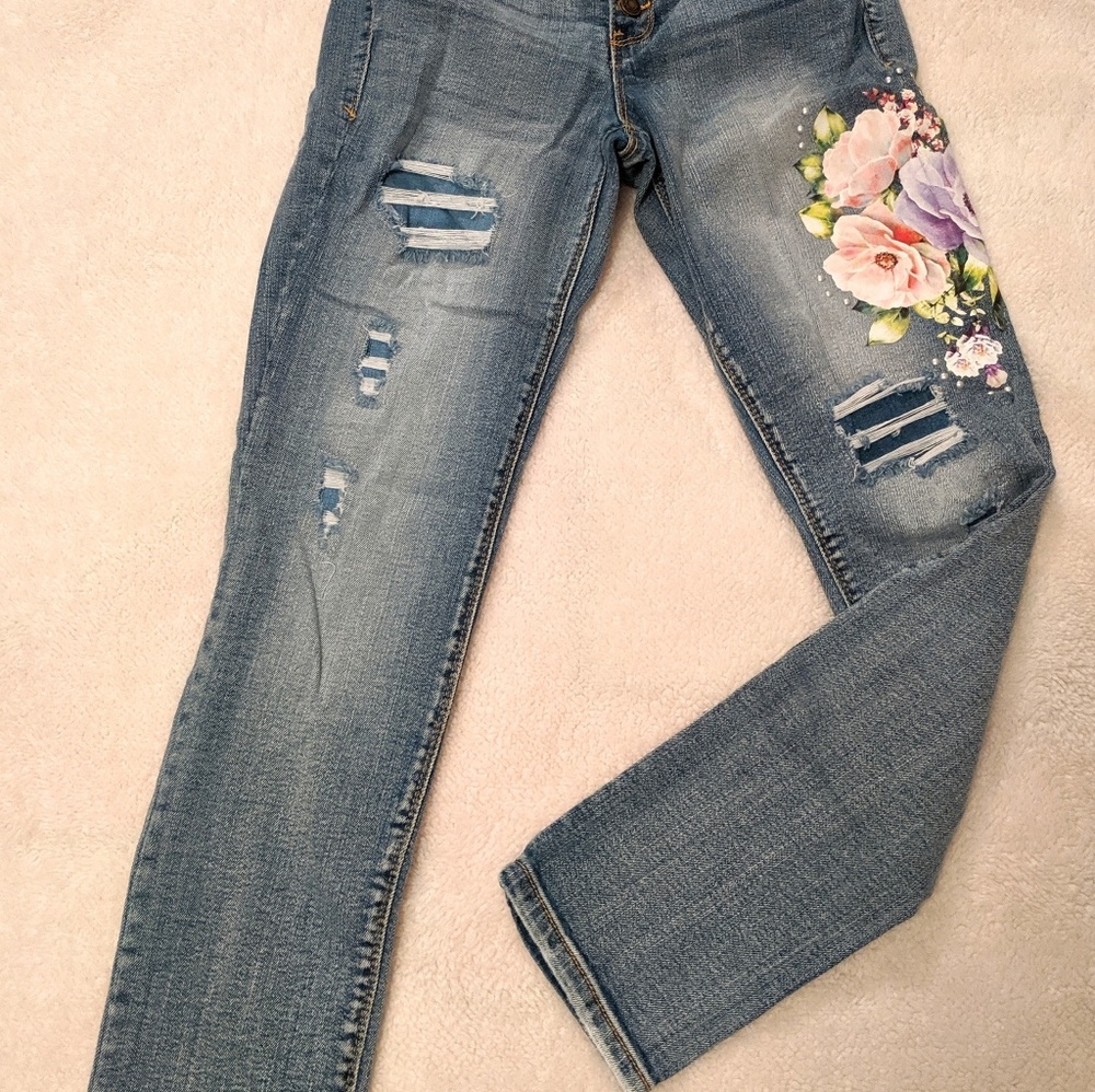Ankle jeans with flower detail